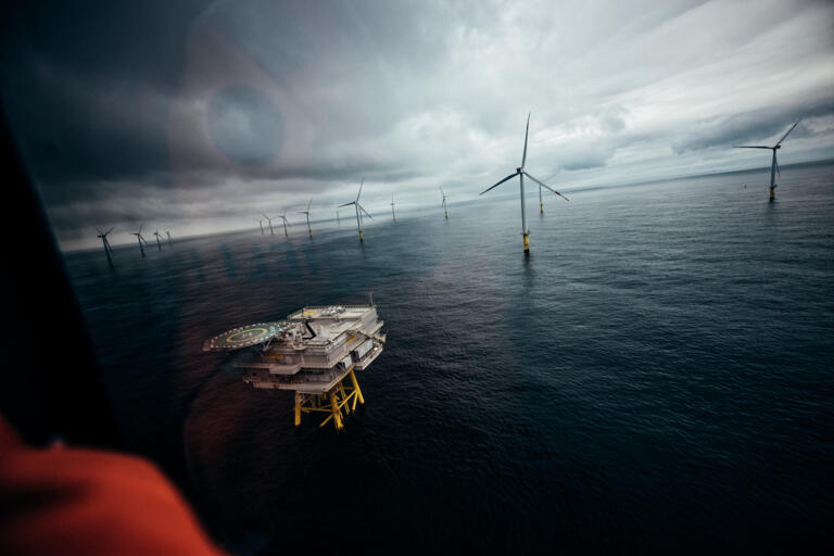 EWE Offshore Windkraftanlage vor Borkum zeigt den Arbeitsalltag der Besatzung