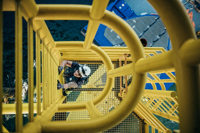 EWE Offshore Windkraftanlage vor Borkum zeigt den Arbeitsalltag der Besatzung