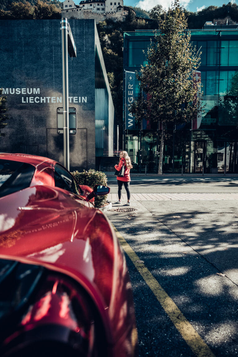 Fabienne Wohlwend für das Ferrari Jahrbuch mit ihrem Ferrari Pista