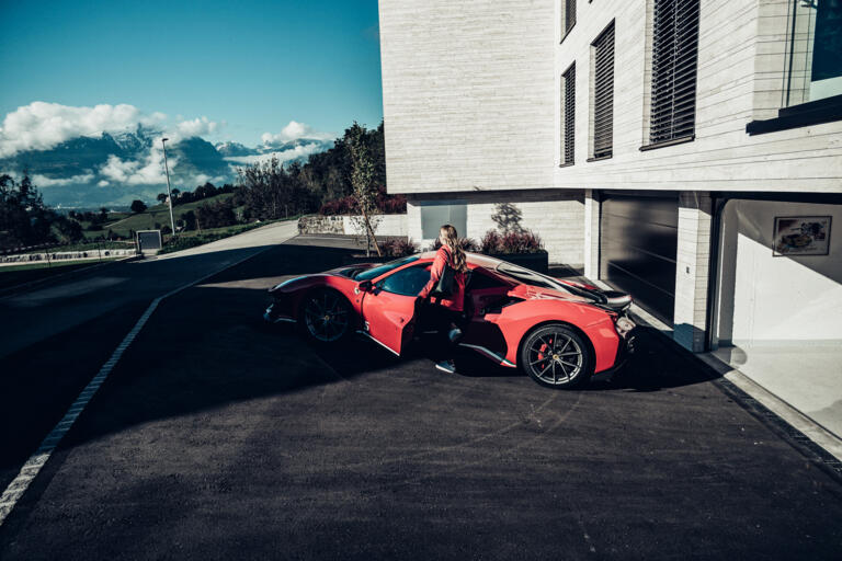 Fabienne Wohlwend für das Ferrari Jahrbuch mit ihrem Ferrari Pista