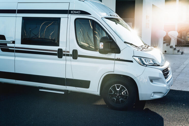 Laika Kosmo Campervan lifestyle automotive Fotografie im Hafen von Rosignano