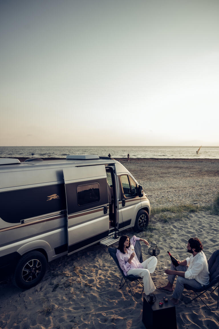 Laika Kosmo Campervan lifestyle automotive Fotografie am Strand mit Sonnenuntergang