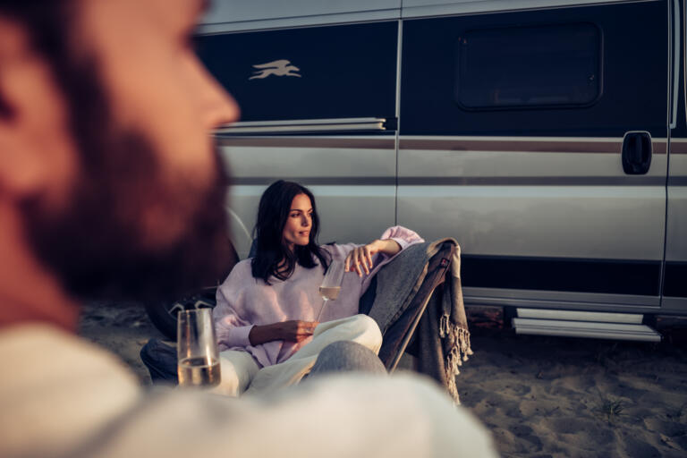 Laika Kosmo Campervan lifestyle automotive Fotografie am Strand mit Sonnenuntergang