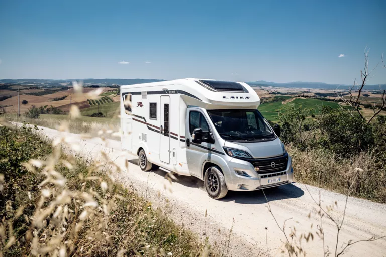 Laika Ecovip lifestyle automotive Fotografie in den Hügeln von Siena