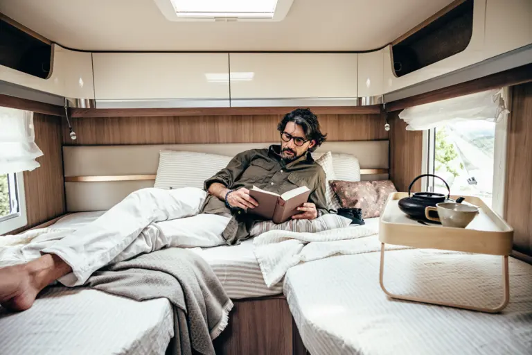 Laika Ecovip lifestyle automotive Fotografie in den Hügeln von Siena