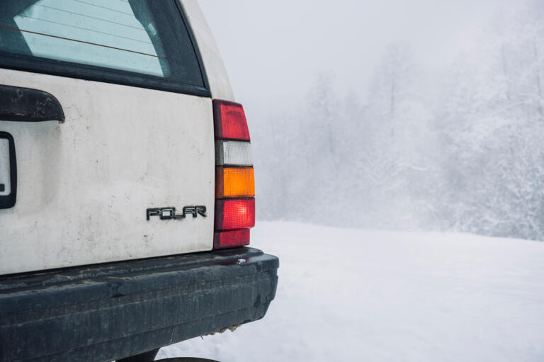 Martin Mayr zusammen mit seinem Volvo Polar in verschneiter Landschaft