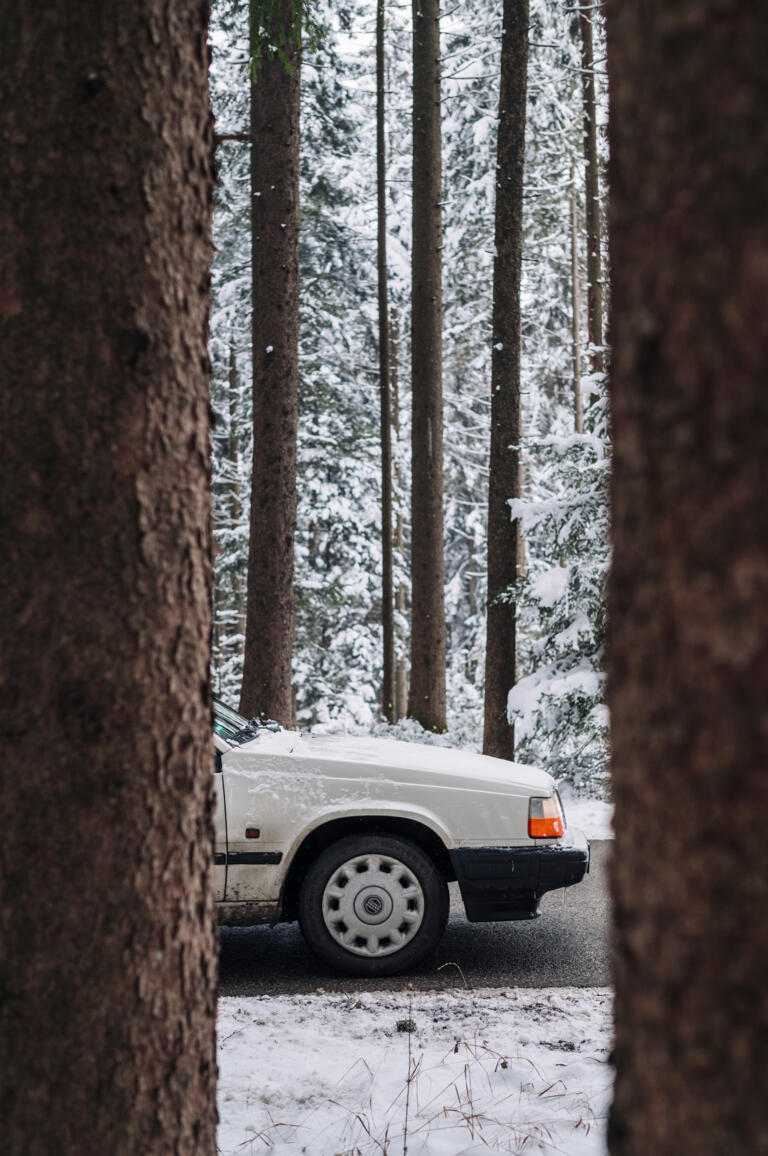 Martin Mayr zusammen mit seinem Volvo Polar in verschneiter Landschaft
