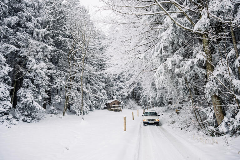 Martin Mayr zusammen mit seinem Volvo Polar in verschneiter Landschaft