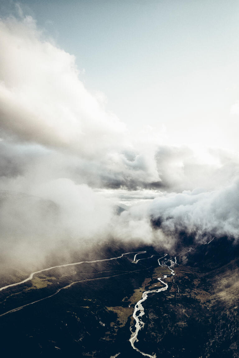 Offroad Geländewagen Story mit stimmungsvoller Landschaft in den Westalpen